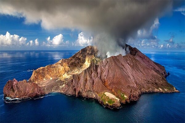 Вулкан представляет собой гору с отверстием на вершине поверхности планеты или луны, что позволяет более тёплому материалу(магме) выйти из внутренней части земли.