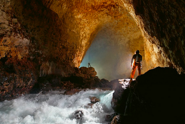  Пещера Ора встречает главу экспедиции Дэвида Гилла (слева) и Херба Лагера грохотом речных порогов. Горячие кислотные воды, поднимающиеся из недр Земли, и мощные дождевые потоки изрезали молодой известняк Новой Британии и пробили в нем лабиринт тоннелей и пещер.. Фото: Стивен Л. Альварес 