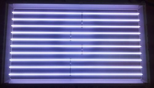 Вот эти лампы в телевизоре и есть подсветка. (Фото 1) 