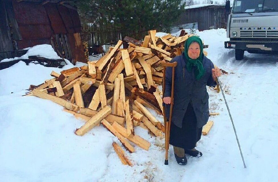 Зима пришла, а дровишки привезли сырые... 