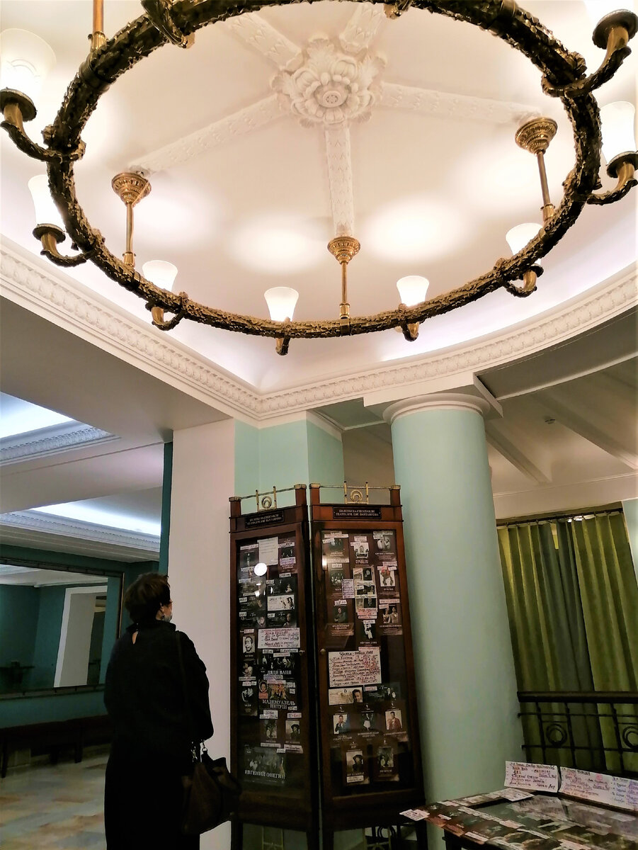 За зелеными шторами гардероб. А люстры это моя слабость, всегда обращаю на них внимание.