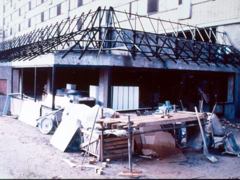 Флаг Макдональдса и Советского союза.
Основатель сети McDonald’s Рэй Крок (как и братья Ричард и Морис МакДональды, придумавшие максимально быстро обслуживать посетителей в своем семейном ресторанчике) прославились как чрезвычайно требовательные и дотошные профессионалы. Наследники и последователи первого МакДональдса в мире следовали проторенной дорогой знаменитых основателей франшизы и лишь повышали принятые стандарты. Известные серьёзными требованиями к соблюдению качества еды и сервиса владельцы франшизы параллельно занимались строительством ресторана, постройкой продовольственной фабрики и обучением персонала.

На газетное объявление о вакансиях в новомодном московском фастфуд-ресторане откликнулись 35 тысяч человек, шестьсот из которых получили приглашение и отправились на курсы обучения западному уровню обслуживания клиентов. Фабрику по производству булочек, мяса, прочих ингредиентов завершили в 1989-м, когда наконец руководство от проектирования перешло к строительству ресторана быстрого питания.

Прежде чем открыть ресторан, McDonalds начал строить фабрику по производству булочек и других ингредиентов. Фабрику открыли в 1989 году при вложениях 50 миллионов долларов.
Размеры столичного города и московской области позволяли амбициозным владельцам рассчитывать, что стартовый советский McDonald’s выйдет на уровень крупнейших североамериканских фастфуд-заведений. За два года работы американцы потратили на проект около 50 миллионов долларов и к январю 90-го вплотную приблизились к судьбоносному дню открытия.

Строительство Макдональдса в Москве.
Внутренние строительные работы ресторана
