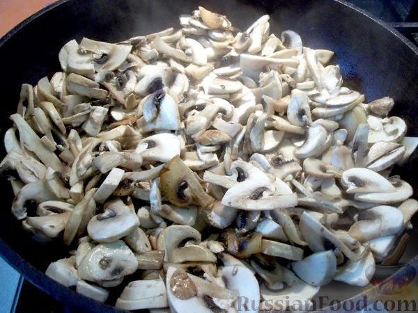 Как приготовить мясо по-французски: 
Грибы помойте, порежьте и выложите жариться на разогретую сковороду с растительным маслом.Лук почистите, порежьте полукольцами и добавьте жариться к грибам. Обжаривайте грибы с луком до выпаривания воды из грибов и мягкости (прозрачности) лука. Готовые грибы с луком выложите в тарелку.