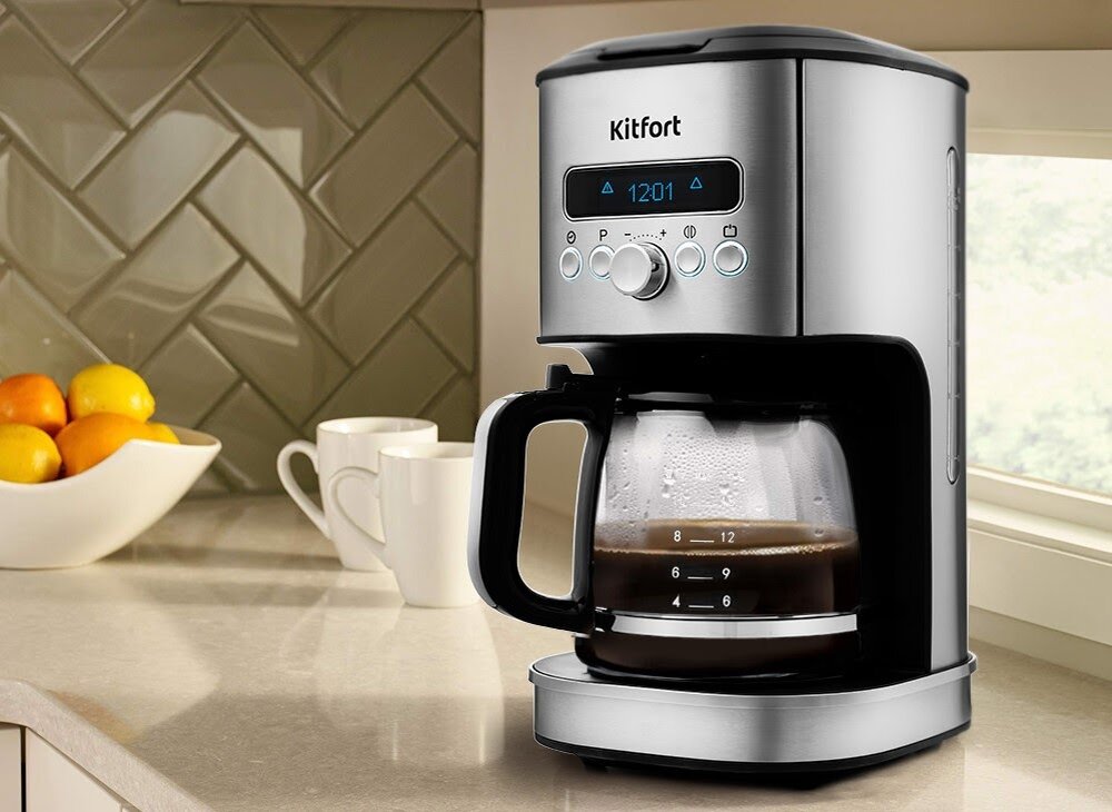 В капельных кофеварках может использоваться молотый или зерновой кофе. Но крепость напитка отрегулировать нельзя. Фото: Kitfort