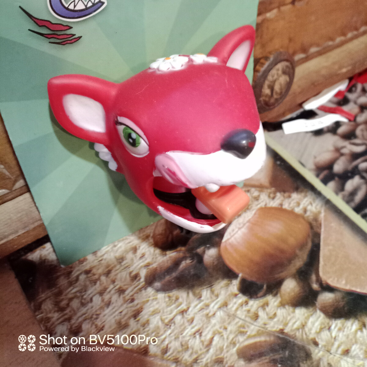 Вы думаете орех настоящий? Нет. Он нарисованный. Но это не мешает вам видеть его объемным. Так и с информацией. Она есть везде.  Фото автора