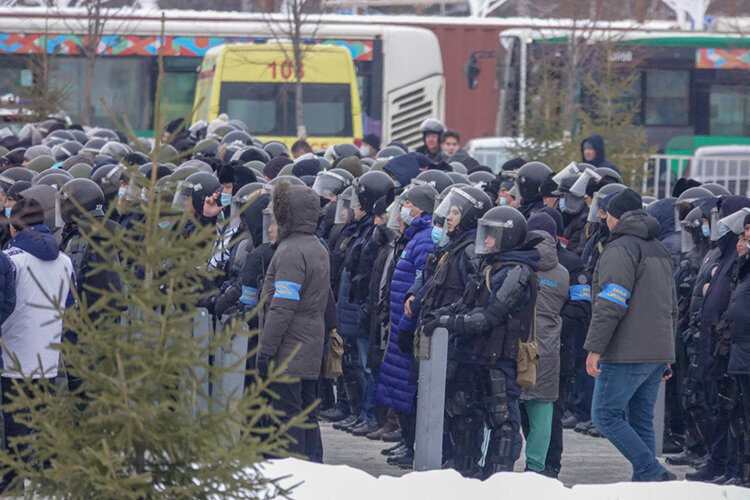 Люди звонят друг другу, просят не выходить на улицы, организовывают народные дружины (на фото) по охране общественного порядка и надеются, что эта война скоро закончится