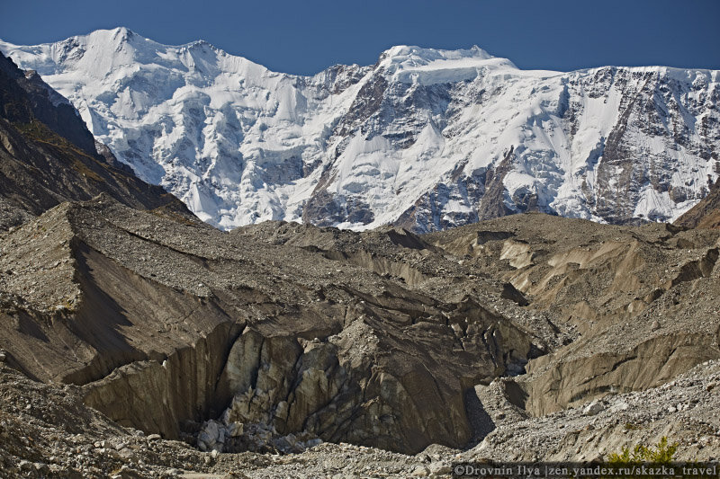Безенгийская стена и ледник перед ней