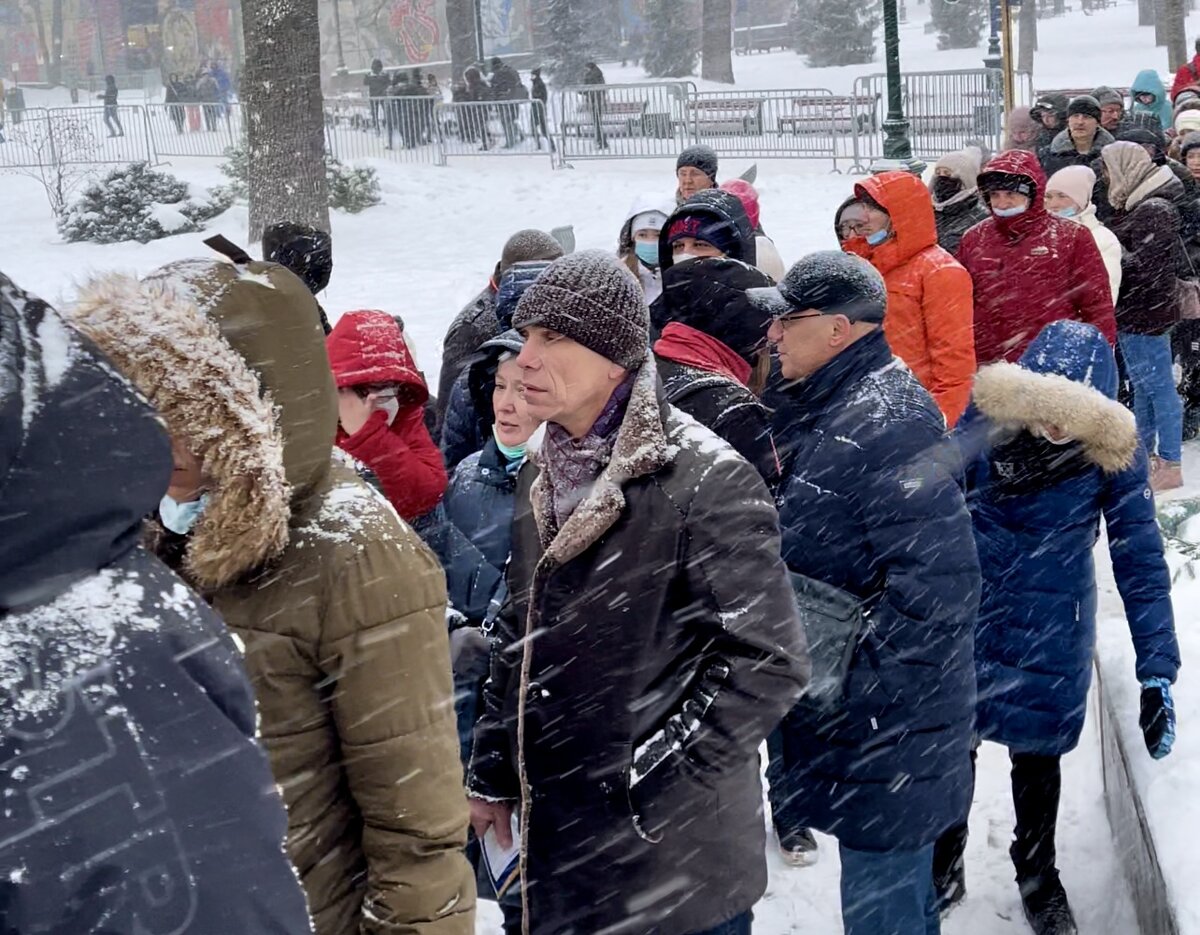 Очередь под снегопадом