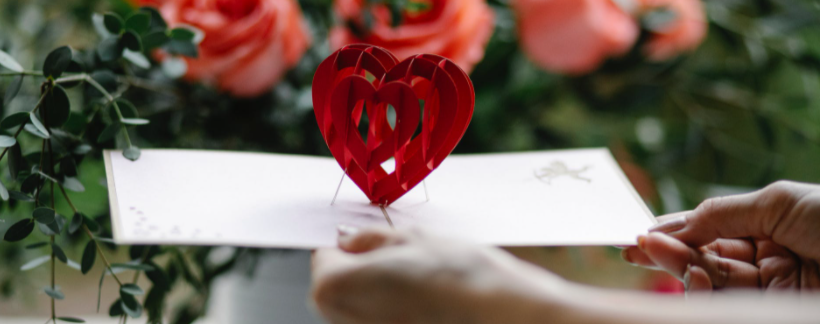 Дарить зачастую даже приятнее, чем получать. Поэтому гипермаркеты "Твой Дом" с удовольствием начисляют бонусы своим любимым клиентам. <3 // Фото автора Michelle Leman: Pexels 