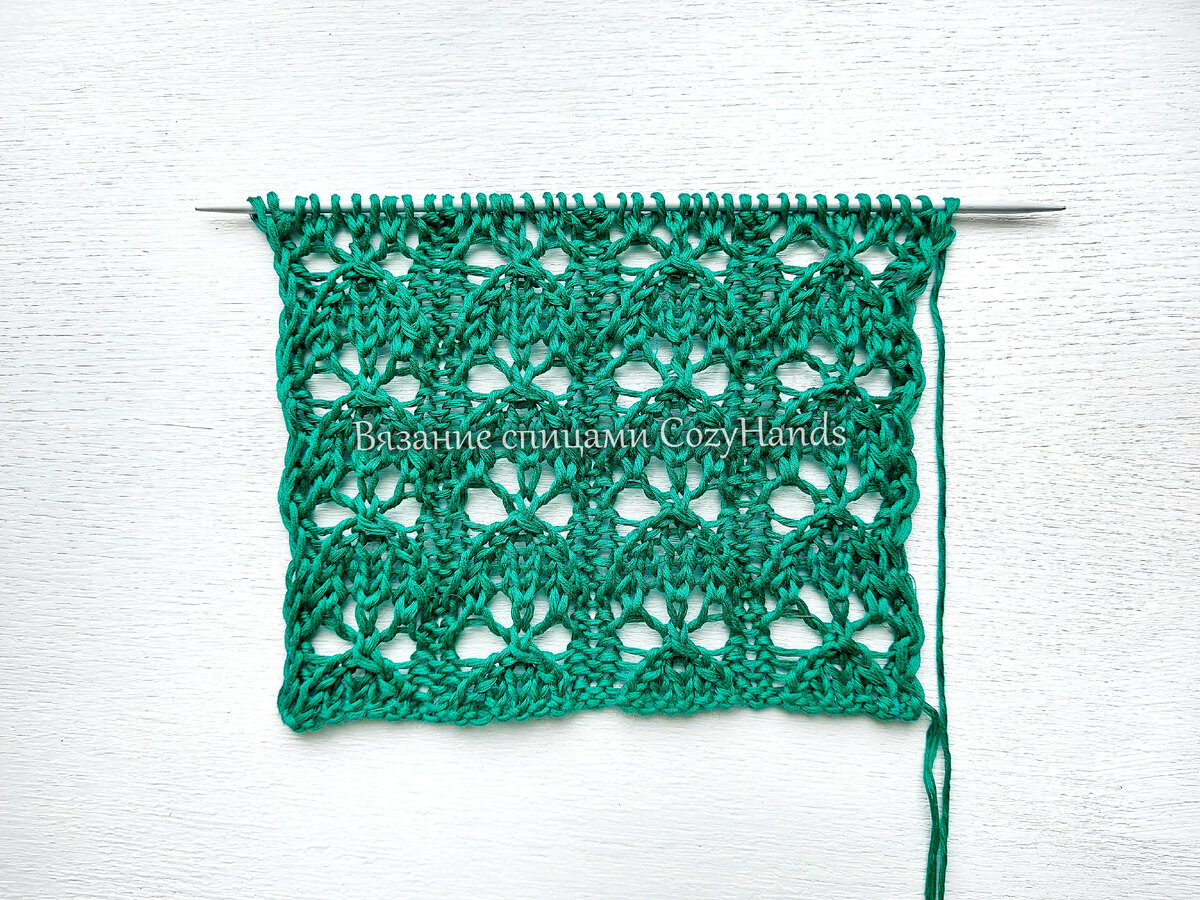 Красивый ажурный узор с листиками