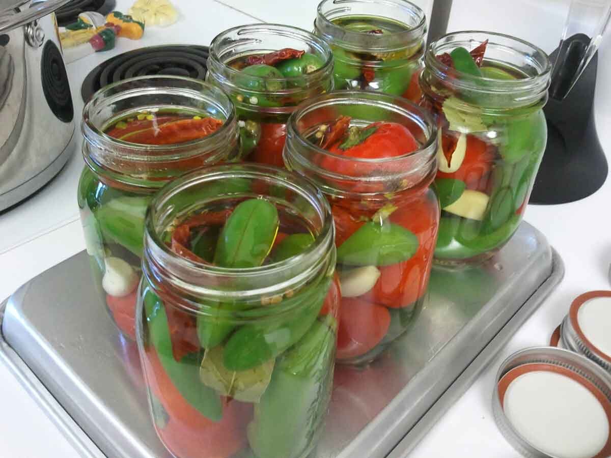 Заготовка перцев рецепты. Мариновка Горького перца. Консервирование Горького перца. Закрутки Горького перца. Перец Горький в банки на зиму.