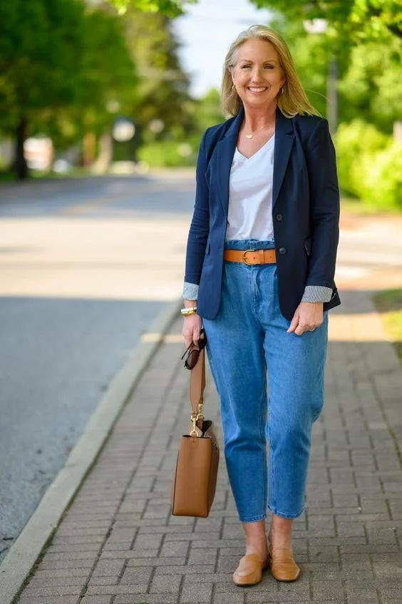 Вот так нужно носить джинсы женщине 50+, чтобы выглядеть дорого при минимуме затрат