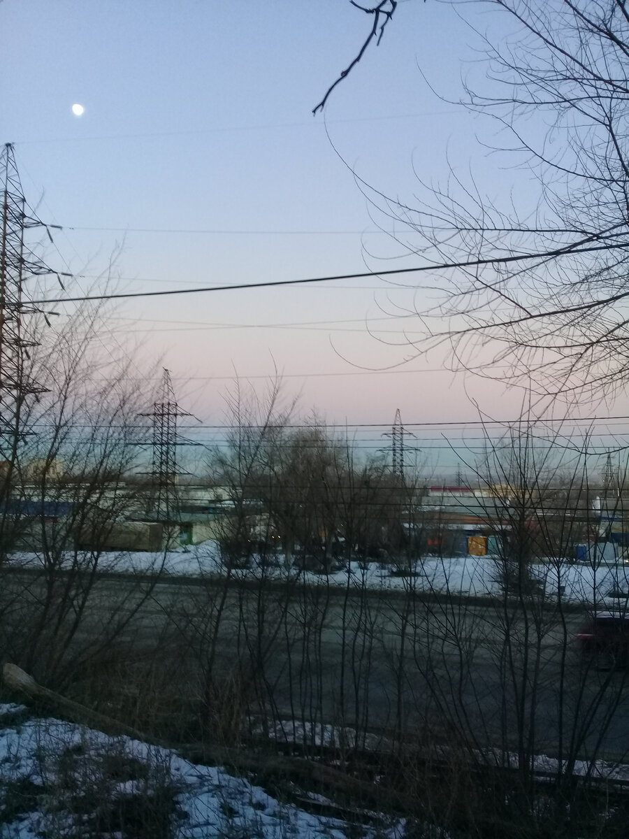 просто красивое и необычное небо на востоке во время заката))) всё в меру)))