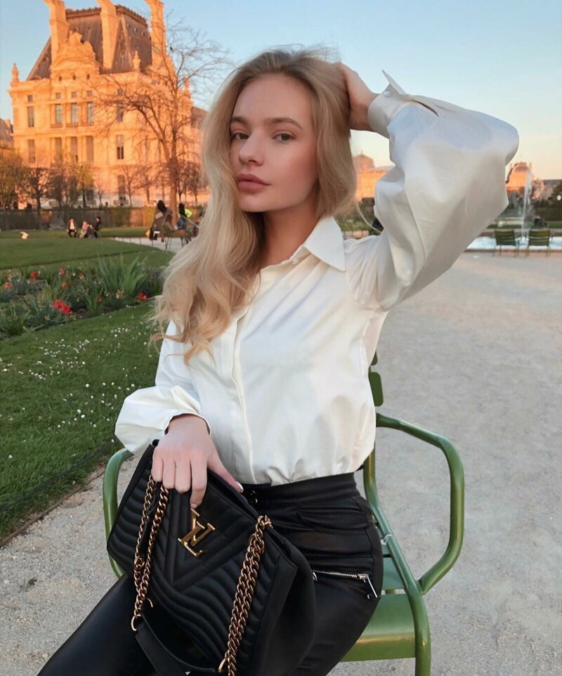 Золотая девочка Лиза Пескова, ну хоть что-нибудь, сама может в жизни?4