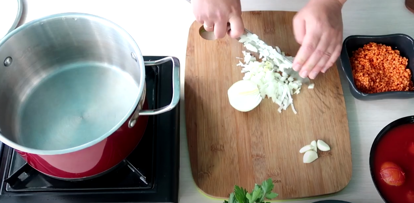 Мелко нарезаем лук