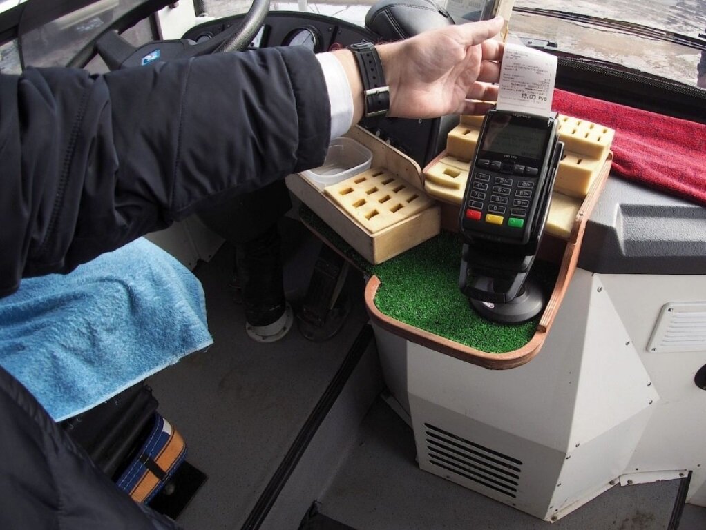 Пассажиравтотранс стоп лист. Терминал бесконтактной оплаты. Оплати проезд прикол. Валидатор для оплаты банковской картой. Автонумератор фото списанного.