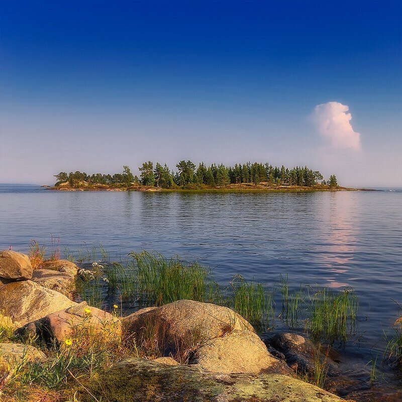 Побережье онежского озера. Озеро Онего Карелия. Онего озеро в Петрозаводске. Онега Онежское озеро. Республика Карелия белое море.