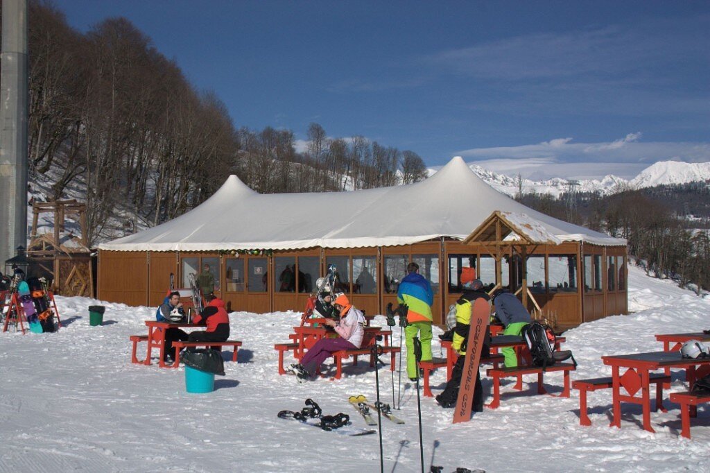 Шатровый ресторан на финише олимпийской горнолыжной трассы. 2014 г. и книги