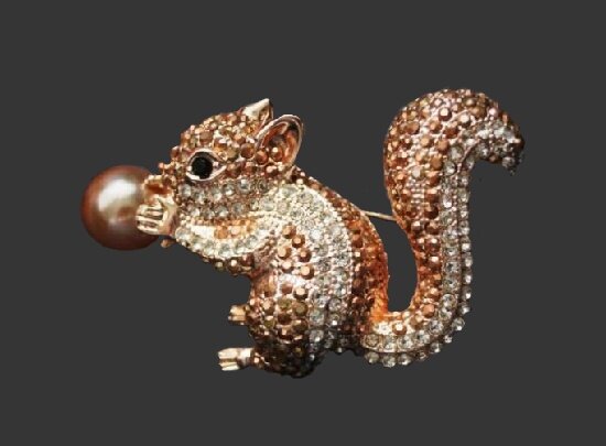 Белка брошь. Сплав под золото, искусственный жемчуг, стразы. 5,5 см. 1990-е годы. Dana Buchman винтажная бижутерия