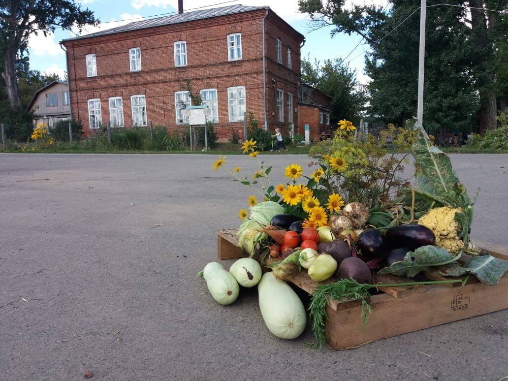 Здание православной  школы и плоды, выращенные учениками школы