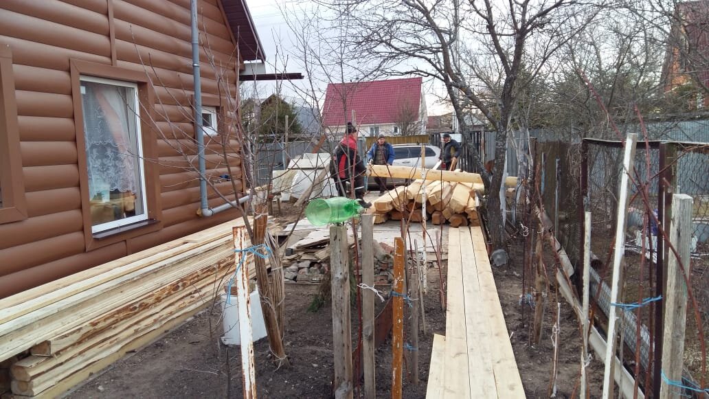 Разгрузка сруба с комплектом пиломатериала на участке Заказчика