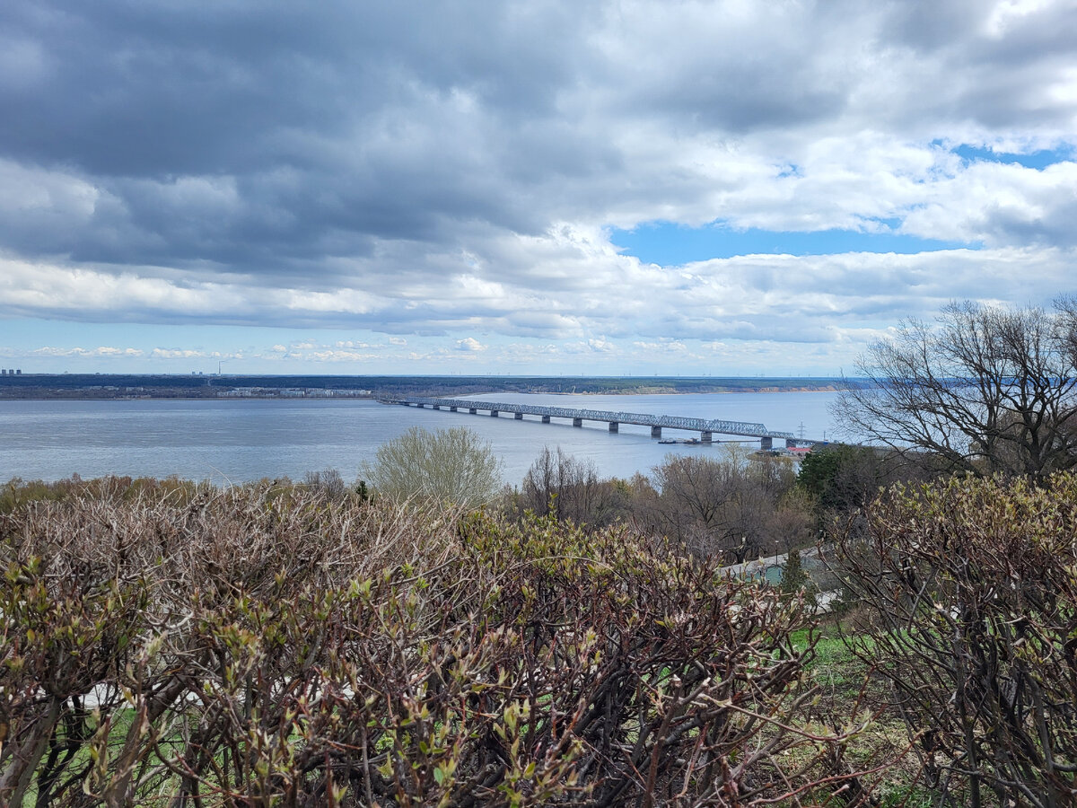 Набережная реки Волги с панорамой двух уникальных мостов: одного из самых старых жд мостов в России - Императорского и одного из самых длинных (13км) - Президентского 