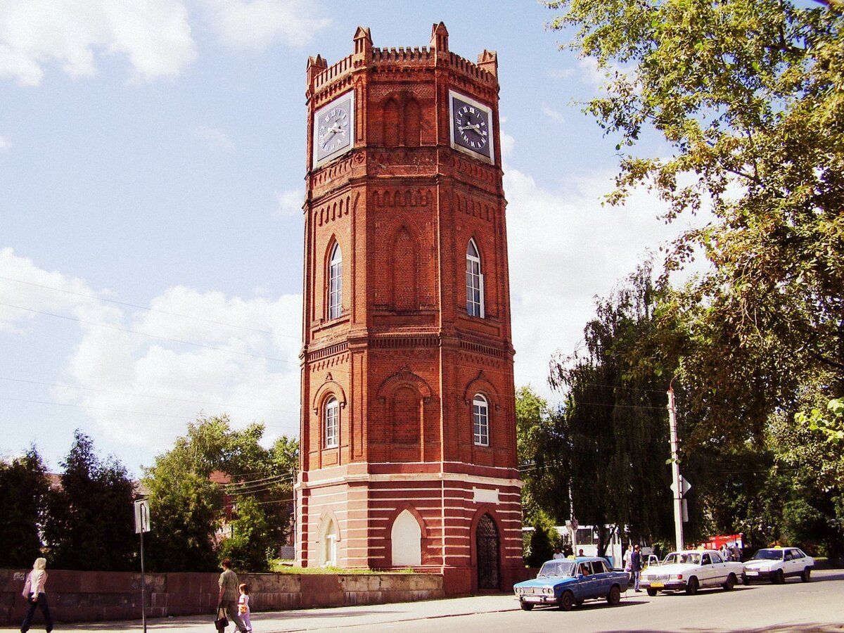 Водонапорную башню построили в 19 веке и она служила по назначению до 1930-х годов. А после реставрации 1970-х годов на нее установили часы. Фото: Шалин / Wikimedia.org
