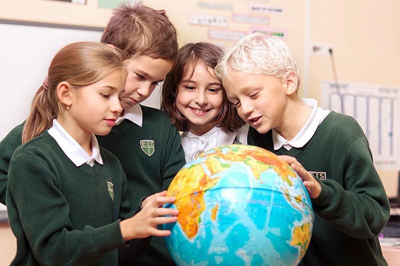 Дети в школе. Современный ученик. Школьное образование в России. Подросток с глобусом.