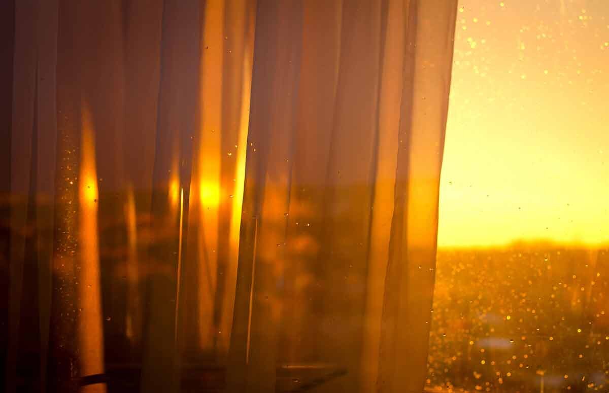 Солнечные блики в окне