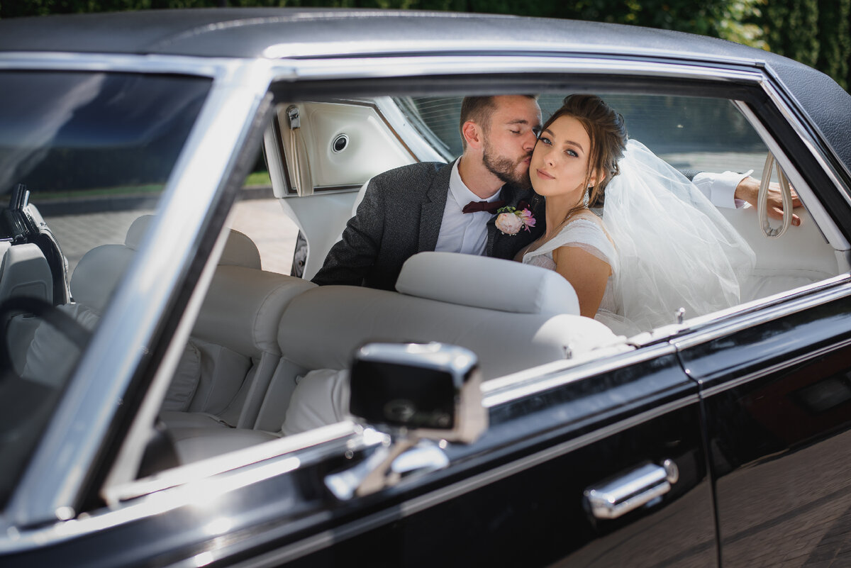 Даже вышла замуж. Двое на заднем сидении машины свадьба. Just married!. Yes Bride and car.