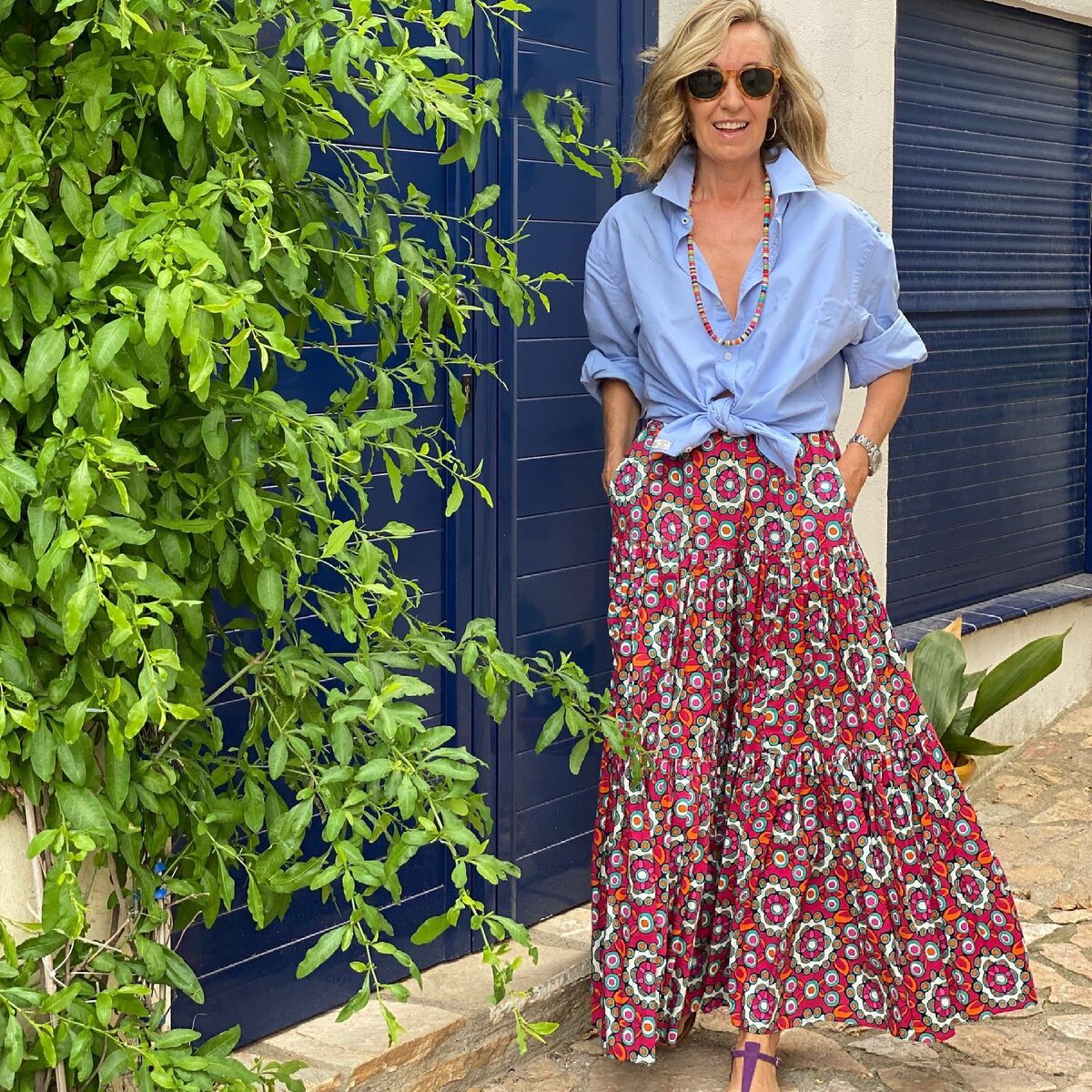    Модная формула для женщин в возрасте: юбка макси + светлая рубашкаСоциальные сети