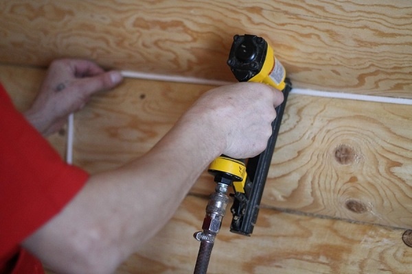 Герметизация деревянного дома самостоятельно: топ-11 вопросов, на которые надо ответить