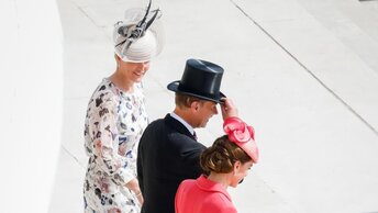 Яркие граф и графиня Уэссекские и принцесса Александра на Садовой вечеринке в Букингемском дворце, герцогиня кембриджская кейт.
