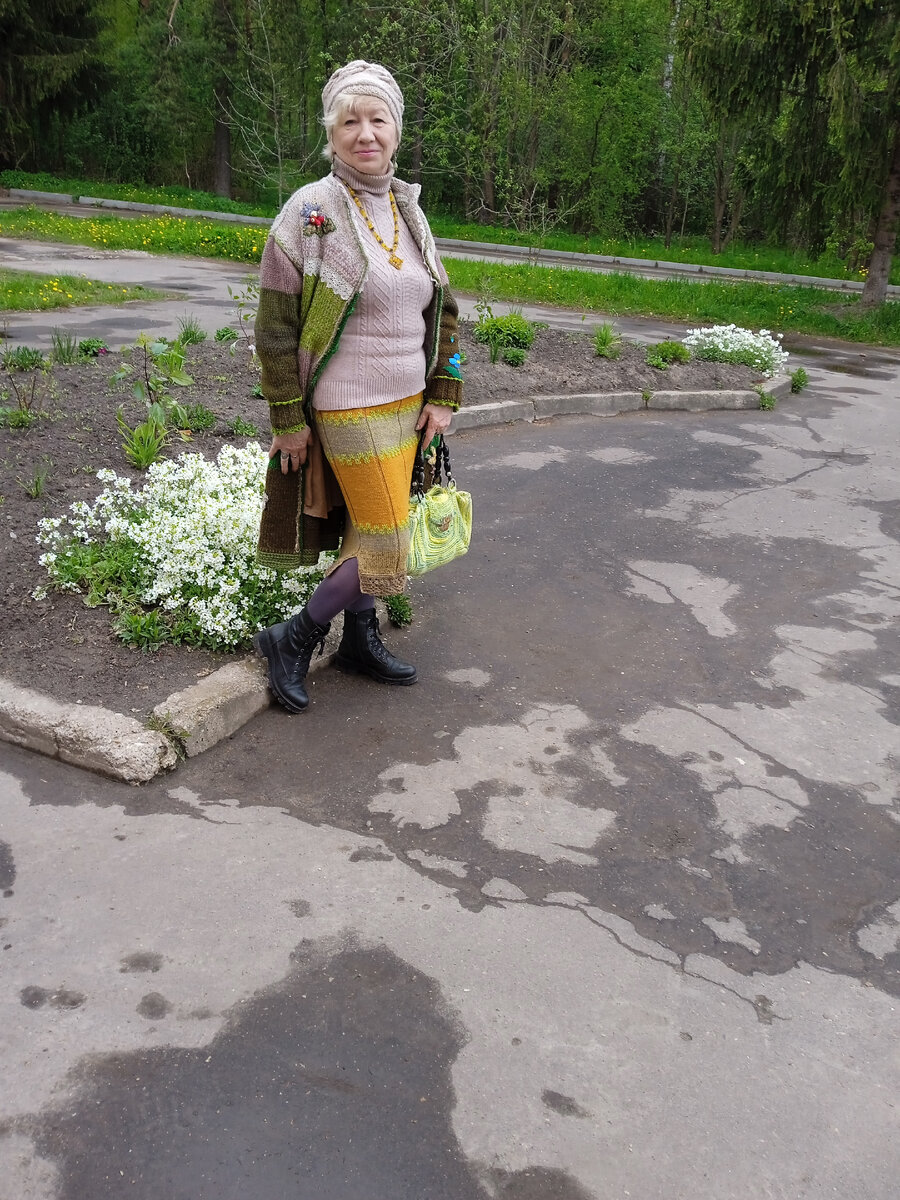 Это я, в новой юбке, моём вязаном пальто, шапочке и с вязаной крючком сумочкой. 