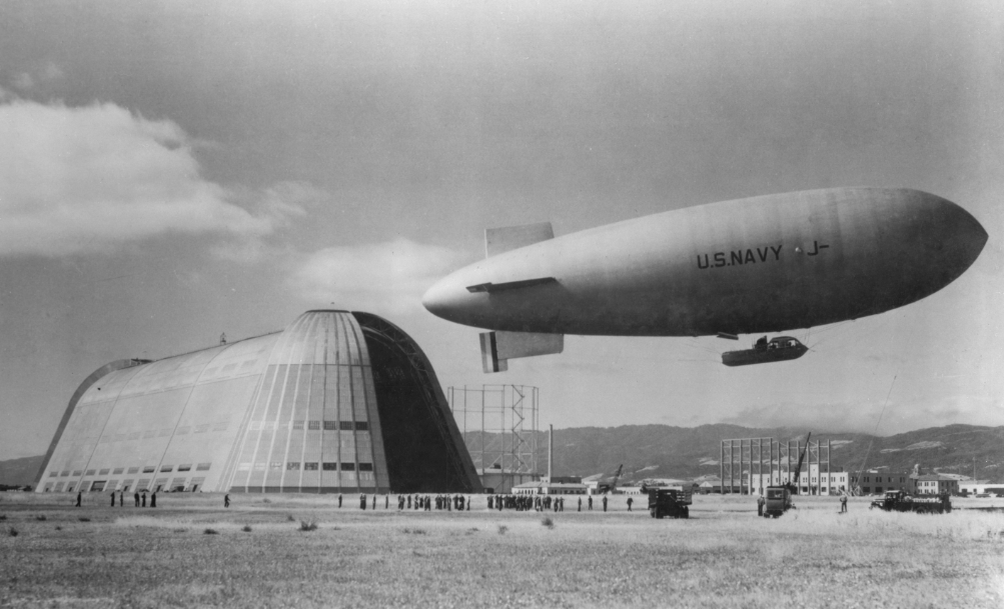 Дирижабль J-4 ВМС США и Hangar One, 1934 год. Фото:  NASA