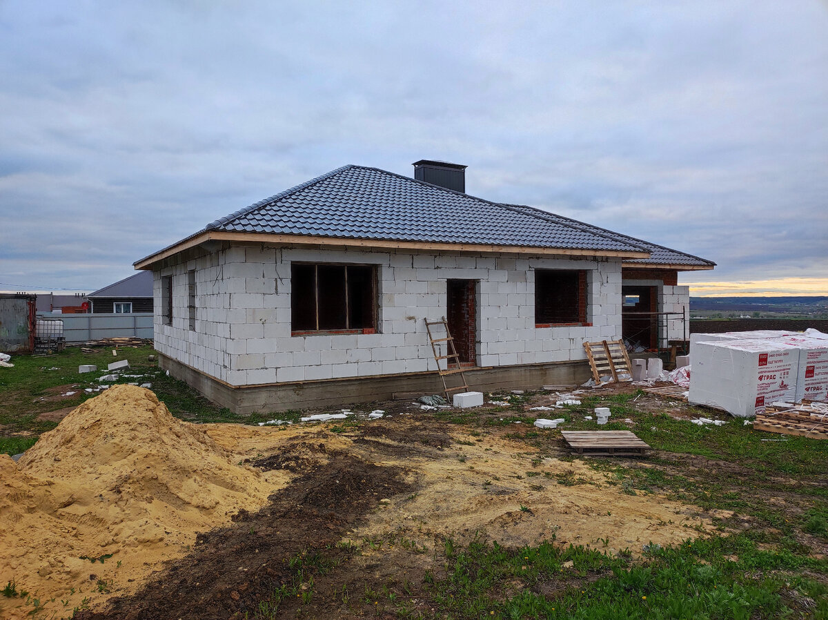 Дом из кирпича обложили газобетоном низкой плотности D350 c целью утепления и формирования фасада. @ Горбунов Сергей