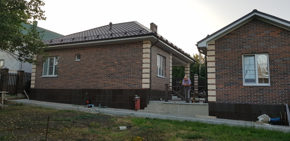 Дворовой фасад дома с гаражом