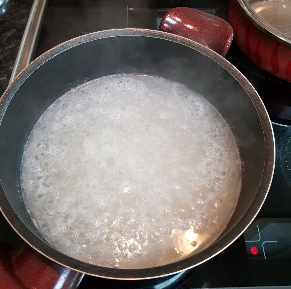 Сколько по времени варится рис в воде. Сиалаф суп. Пена при варке риса. Рис варится. Кастрюля для варки риса и круп.