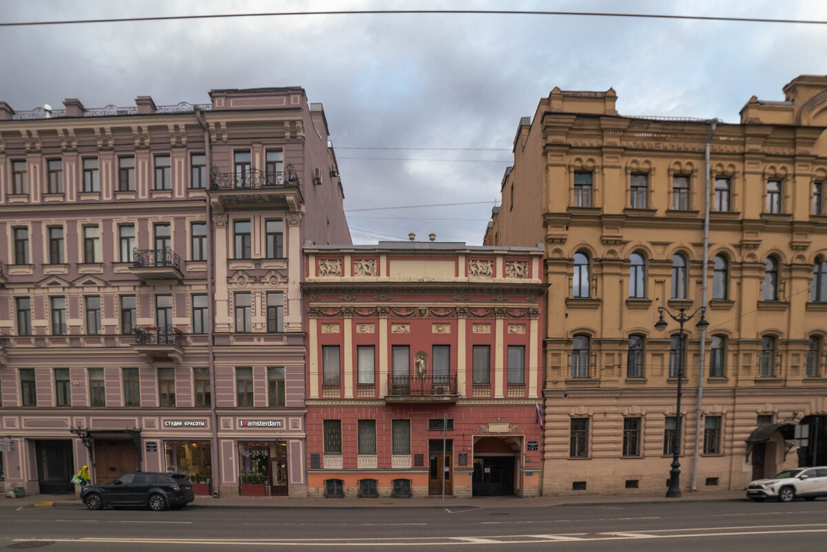 Застрял меж двух исполинов