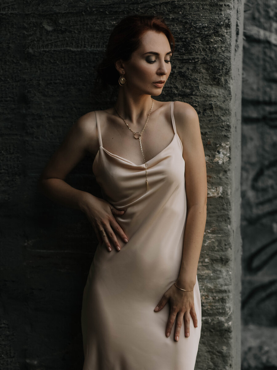 Как бы вы описали женщину на этих фото?