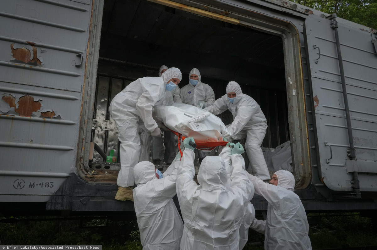 Украинские военнослужащие грузят тела российских солдат в рефрижераторный вагон. Киев, Украина. 13 мая 2022 года. Фото: Ефрем Лукацкий / Associated Press / East News
