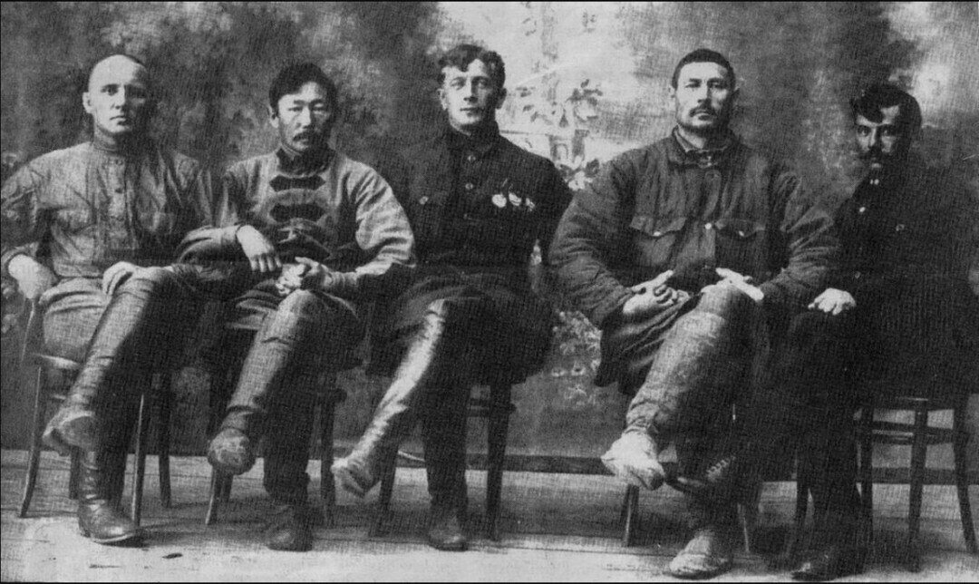 Боссоойко - Гиззатулла Рахматуллин (1883–1930), сын сосланного в эти края татарина Гафиятуллы. Местные жители очень уважали Гафиятуллу и называли “Тулла татар”. Сына Гиззатуллу за его двухметровый рост и огромную силу люди прозвали “Боссоойко (“большой”). Гиззатулла прославился как непобедимый батыр в национальных видах спорта - борьбе хапсагай и поднятии камня. С женой Латифой они вырастили трех дочерей и двух сыновей.

