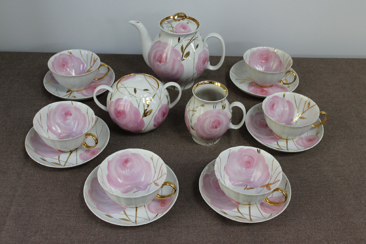 Владимир Яснецов (роспись). Отари Мухигули (форма «Белый лебедь»). Сервиз «Весенний». 1988. Дулёво. Высота 10,5 см. Орехово-Зуевский городской историко-краеведческий музей / Пр-187. Госкаталог: 13399015. Источник: goskatalog.ru