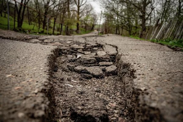 В начале на территории деревни Итхвиси Чиатурского района образовались огромные трещины в земле