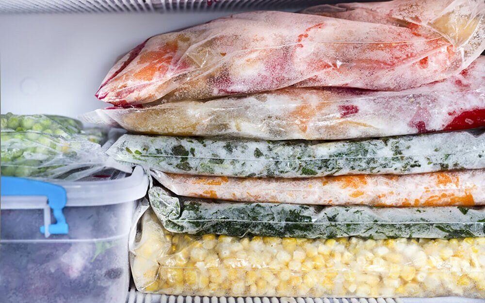 Заморозьте остатки овощей для приготовления бульона