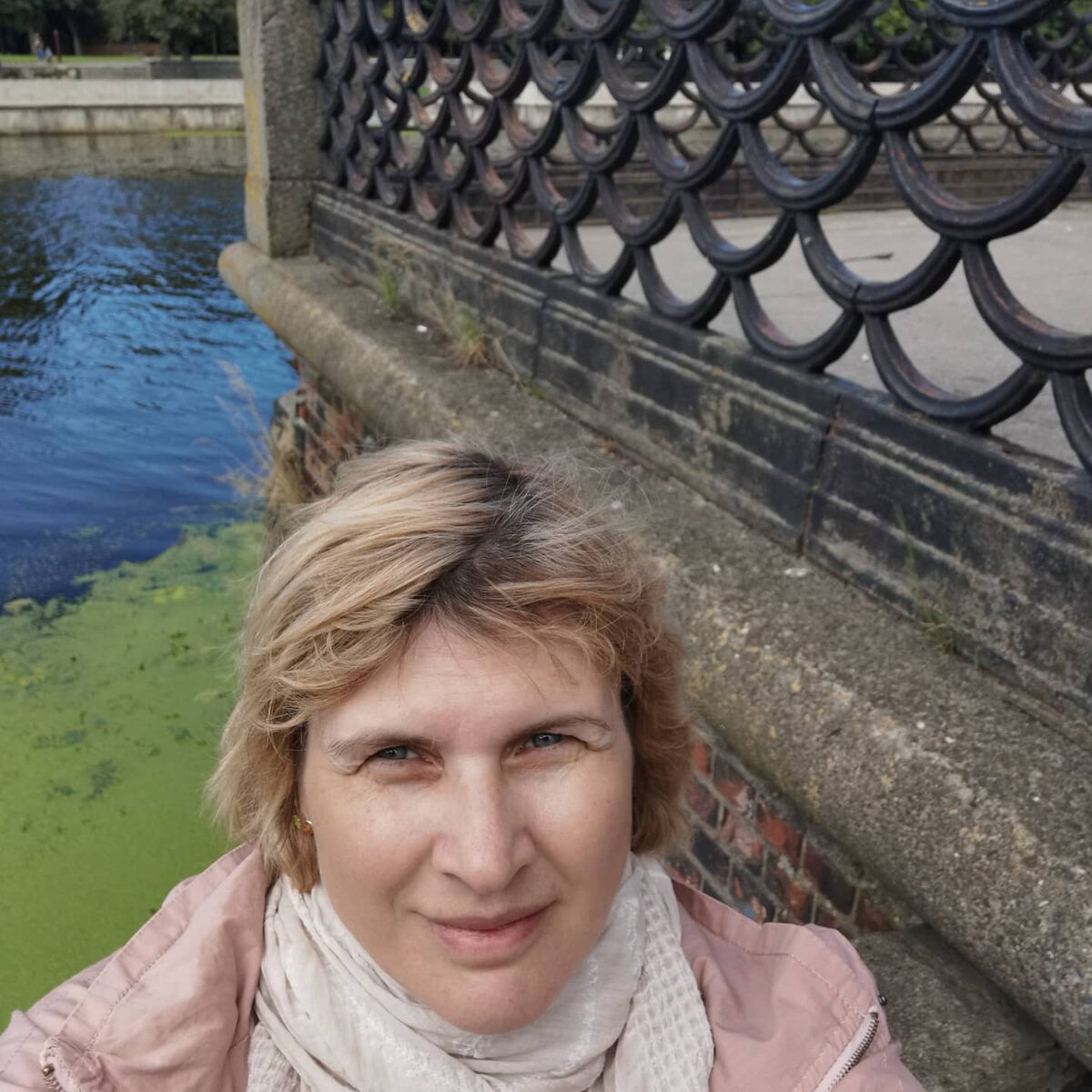 Это я, Татьяна Храмова на фоне остатков одного из мостов