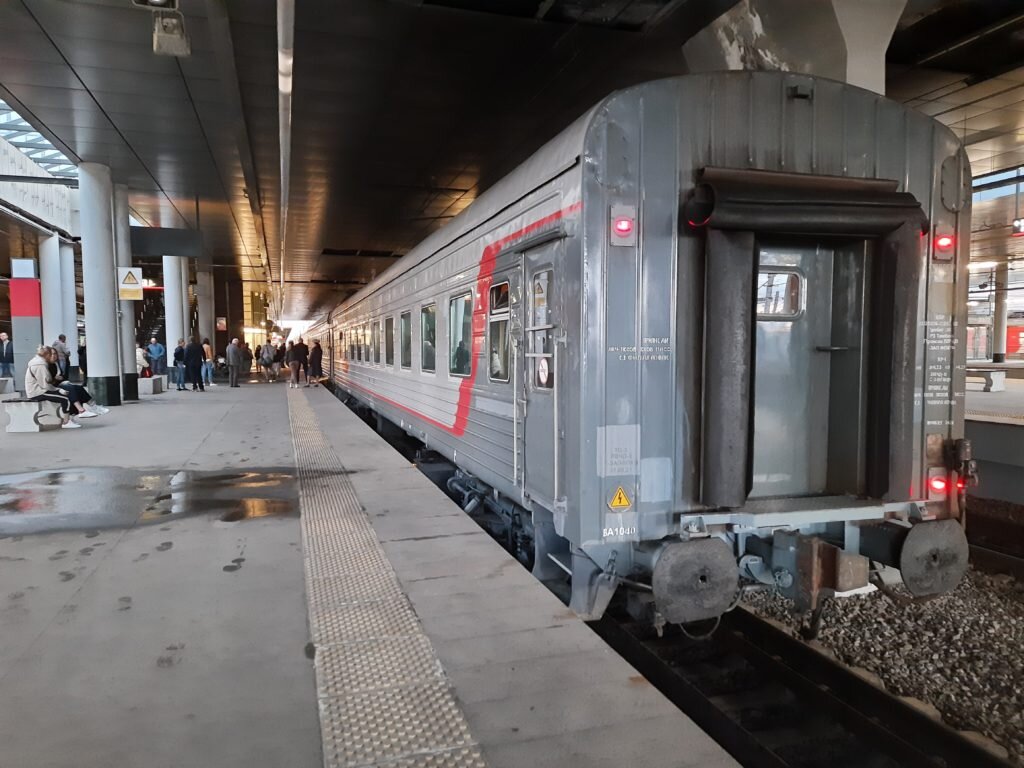 Вагон беспересадочного сообщения Псков – Мурманск в составе поезда №677/678 Петербург – Великие Луки