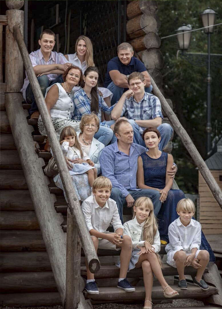 Живем без родственников. Большая семья. Большая счастливая семья. Фотосессия большой семьи. Портрет большой семьи.