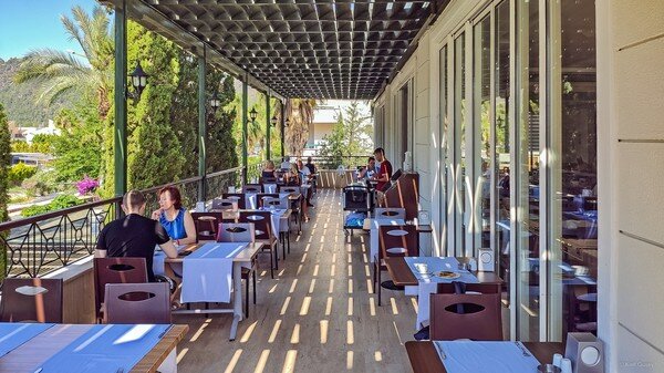 В этом "ультра всё ..." есть что-то особое и основательно подзабытое и  именно поэтому оно неизбежно привлекает тем, что в него входит, давая  тебе возможности и освобождая тебя от необходимости ... Причём в этом  всём лишь твой выбор определяет это всё ...   

Кемер, Турция ...   

  