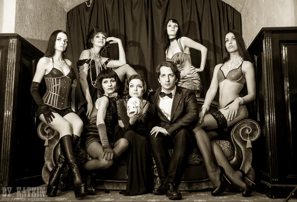 Например, идея организовывать фестиваль "Бархатное подполье" пришла в в 90-е годы, когда на эстраде пели глупые песни, а захотелось сделать что-то для интеллигентных людей в стиле русских салонов Серебряного века или 20-х годов. 